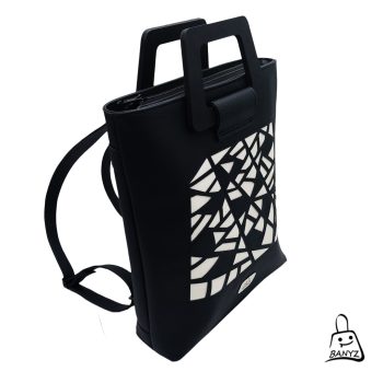 fekete-fehér mintás többfunkciós női táska hátizsák és kézitáska egyben elölnézetben