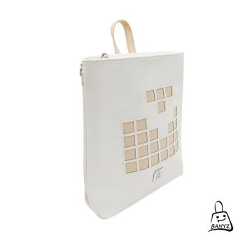 többfunkciós női táska hátizsák és válltáska egyben oldalnézetben