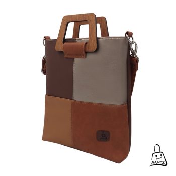 többfunkciós női táska kézitáska és válltáska egyben barna műbőr táska fa fogóval elölnézet