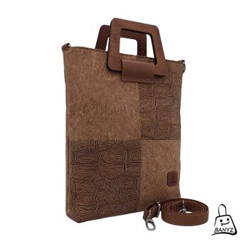 többfunkciós női táska kézitáska és válltáska egyben natúr parafa mintával elölnézetben